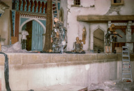 Tweede Marktscène, 11-1985. De tweede marktscène, gezien vanuit de vaargeul. Rechts de flessenverkoper inclusief twee bijbehorende speakers, in de voorgrond naar achteren gericht (in beginpositie) de tapijtverkoper. In de achtergrond het groepje toeschouwers rondom de fluitende fakir en zijn slangenmand. Links achterin staat een figuur met het bovenlichaam van de lijfwachten van de Pasha, wat erop duidt dat deze nog in de verkeerde scène staat.