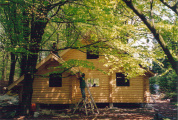Proef-bungalow voor de ontwikkeling van <a href="/lemma/Droomrijk" title="Droomrijk">Droomrijk</a>, achter het <a href="/lemma/Spookslot" title="Spookslot">Spookslot</a> in <span class="redlink">1995</span>