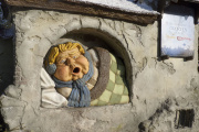 <a href="/lemma/Geeuwende_Gijs" title="Geeuwende Gijs">Geeuwende Gijs</a> in <a href="/lemma/Winter_Efteling" title="Winter Efteling">Winter Efteling</a>-uitvoering. Sinds eind <span class="redlink">2012</span> heeft hij een speciale winteruitvoering met een shawl, oorwarmers en een dekentje. Het <a href="/lemma/Holle_Bolle_Gijs" title="Holle Bolle Gijs">Holle Bolle Gijs</a>-gedicht rechtsboven is vervangen door een bordje met de tekst &quot;Hartverwarmende groeten uit de Winter Efteling&quot;, in een kennelijke poging om bezoekers hier foto&#039;s van te laten maken om die als wens naar hun familie en vrienden te sturen.