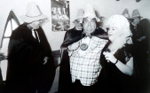 Vrolijke Grootlurkers (waaronder Han Peekel), met een als Dolly Parton verklede dame (foto: archief Ton van de Ven)