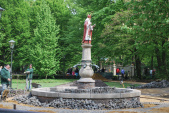 Fontein op de <a href="/lemma/Sint_Nicolaasplaets" title="Sint Nicolaasplaets">Sint Nicolaasplaets</a> tijdens herinrichting plein in mei <span class="redlink">2010</span>