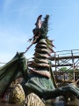 <a href="/lemma/Draak_Edna" title="Draak Edna">Draak Edna</a> ontbloot zijn nek en mechaniek.{{intern|(Foto: Jos)}}