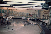 Opstaphal, 01-1986. We zien de constructie van wat later de operatorruimte van de attractie moet worden. Er wordt met veel personeel gewerkt aan de afwerking van de ruimte, zoals het schilderwerk en de plafondafwerking.