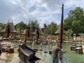 <a href="/lemma/Archipel" title="Archipel">Archipel</a>, achterin huisjes in het water, voorin een gezonken boot