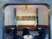 Zitje in de <a href="/lemma/Lobby_(Wonder_Hotel)" title="Lobby (Wonder Hotel)">Lobby (Wonder Hotel)</a>