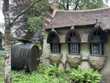 Een grote regenton staat voor het <a href="/lemma/Leedhuys" title="Leedhuys">Leedhuys</a>
