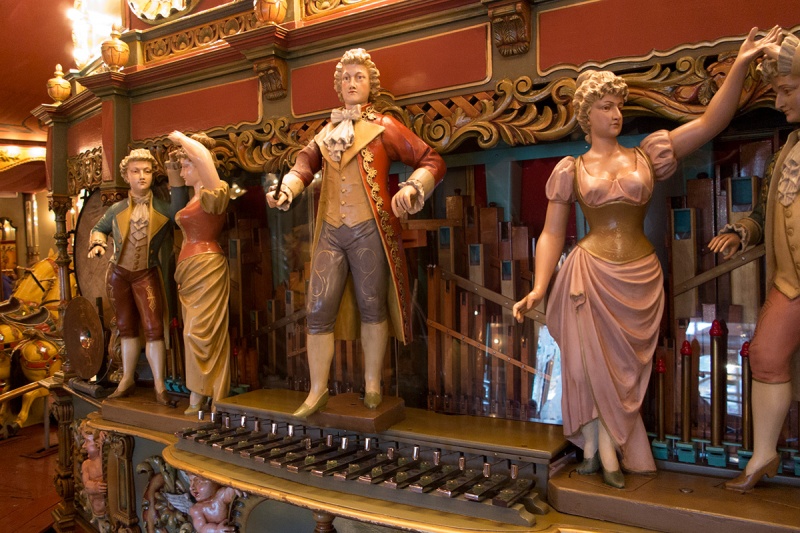 Bestand:Stoomcarrousel-orgel-figuren.jpg