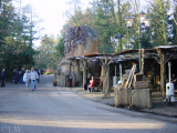 Aangekleed terras van de <a href="/lemma/Meermin" class="mw-redirect" title="Meermin">Meermin</a>, in een zeemansthema met kratten en netten, in <a href="/lemma/Winter_Efteling_2001-2002" title="Winter Efteling 2001-2002">Winter Efteling 2001-2002</a>.