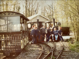 Medewerkers en machinisten van de stoomtrein bij Aagje en Moortje en de oude remise - Foto: Papa Harrie, via Facebookgroep &#039;Efteling Toen&#039; {{intern|Geen reactie gehad op toestemmingsvraag}}