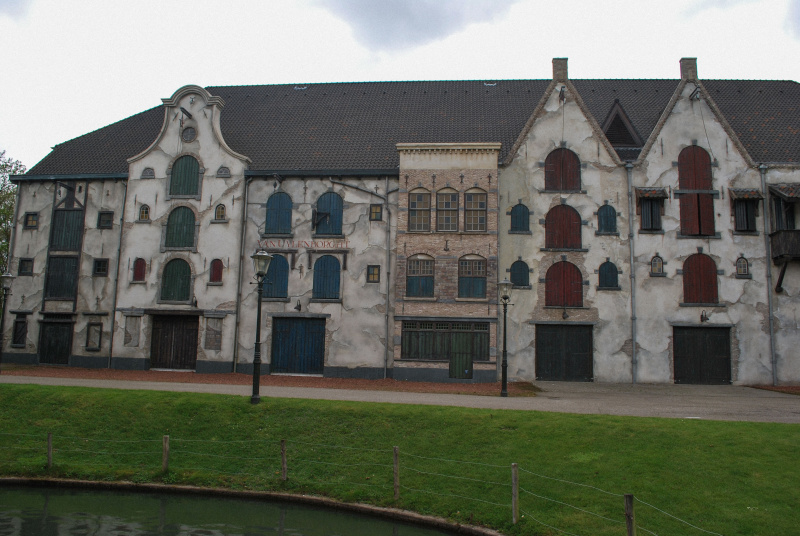 Bestand:Vonderplas-theatergevels-april2010.jpg