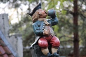 <a href="/lemma/Drinkebroer" title="Drinkebroer">Drinkebroer</a> op de <a href="/lemma/Waterpomp" title="Waterpomp">waterpomp</a> op het <a href="/lemma/Anton_Pieckplein" title="Anton Pieckplein">Anton Pieckplein</a>.