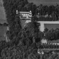 Luchtfoto met de <a href="/lemma/Fakir" class="mw-redirect" title="Fakir">Fakir</a>, aansluitend tuinkasje, <a href="/lemma/DESK" title="DESK">voetbalvelden</a> en <a href="/lemma/Siertuin" title="Siertuin">Siertuin</a>, eind jaren vijftig