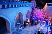 IJspaleis december 2017 - Terras en gotische bogen met sneeuwvlokdecoratie - Foto: Eftepedia
