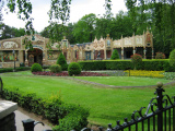 <a href="/lemma/Carrouselplein" title="Carrouselplein">Carrouselplein</a> in <a href="/lemma/2004" title="2004">2004</a> met de <a href="/lemma/M%C3%A4rklin" title="Märklin">Märklin</a>-buitenbaan