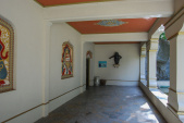 Gallerij bij <a href="/lemma/De_Indische_Waterlelies" title="De Indische Waterlelies">De Indische Waterlelies</a> met bordje, beeld en doofpot, mei <span class="redlink">2009</span>