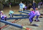 Wippen in het <a href="/lemma/Kleuterhof_(1960)" title="Kleuterhof (1960)">Kleuterhof (1960)</a>