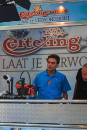 <a href="/lemma/Arnoud_Schellenberg" title="Arnoud Schellenberg">Arnoud Schellenberg</a> van <a href="/lemma/Efteling_Radio" class="mw-redirect" title="Efteling Radio">Efteling Radio</a> op locatie op het <a href="/lemma/Steenbokplein" class="mw-redirect" title="Steenbokplein">Steenbokplein</a> in de zomer van <a href="/lemma/2010" title="2010">2010</a>