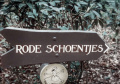 <a href="/lemma/Wegwijzer" title="Wegwijzer">Wegwijzer</a> naar <a href="/lemma/De_Rode_Schoentjes" title="De Rode Schoentjes">De Rode Schoentjes</a> in <a href="/lemma/1973" title="1973">1973</a>