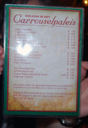 <a href="/lemma/Carrousel_Bar" title="Carrousel Bar">Carrousel Bar</a>-menukaart in <a href="/lemma/2010" title="2010">2010</a> met onderin de notitie &quot;Zolang de Stoomcarrousel draait, houden onze bedewerkers daar een oogje in &#039;t zeil, maar daarna zijn ze u weer bij de bar van dienst!&quot;
