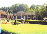 <a href="/lemma/Carrouselplein" title="Carrouselplein">Carrouselplein</a> met <a href="/lemma/Pelikaanfontein" title="Pelikaanfontein">Pelikaanfontein</a> in <a href="/lemma/1988" title="1988">1988</a>