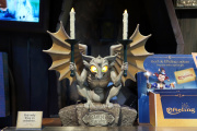 De Kaarsendrager, het derde "Efteling Exclusive" souvenir, tentoongesteld in <a href="/lemma/Dr._Charlatans_Kwalycke_Zaken" title="Dr. Charlatans Kwalycke Zaken">Dr. Charlatans Kwalycke Zaken</a>.
