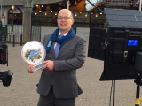 Fons Jurgens toont de prijs voor het leukste uitje van Nederland van de Algemene Nederlandse Wielrijders Bond tijdens het opnemen van een nieuwjaarsgroet aan abonnementhouders.