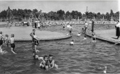 Het <a href="/lemma/Kinderbad" title="Kinderbad">Kinderbad</a> met op de achtergrond de <a href="/lemma/Kleuterhof_(1960)" title="Kleuterhof (1960)">Kleuterhof</a> jaren vijftig.