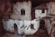 Armenwijk, 03-1985. De linkerzijde van de Armenwijk, gezien vanuit de uitbouw aan de overzijde van de scène. Er is al geanticipeerd op de showverlichting, gezien de heftig aanwezige en nogal lokale vorm van inschaduwen.