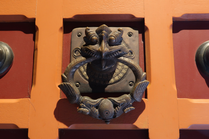 Bestand:Chinese Nachtegaal Inkomhal Deurklopper.jpg