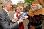 Aanbieden van het eerste exemplaar van het Sprookjesboek van de Efteling aan MOCW