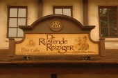 Bord De Rustende Reiziger, Station de Oost. Opschrift: &quot;ES / De Rustende Reiziger / Kopi - Bir - Teh / Petit Cafe / Musafir Istirahatkan&quot;.