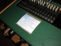 Een oude telefooncentrale, omgebouwd om geluiden van verschillende attracties mee te beluisteren. Onderdeel van de expositie <a href="/lemma/25_jaar_Sensatie_in_de_Efteling" title="25 jaar Sensatie in de Efteling">25 jaar Sensatie in de Efteling</a>. Bijschrift: