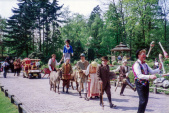 De <a href="/lemma/Anton_Pieck_Parade" title="Anton Pieck Parade">Anton Pieck Parade</a>, hier nostalgische circusartiesten, ter hoogte van de <a href="/lemma/Siertuin" title="Siertuin">Siertuin</a>, <span class="redlink">1995</span>