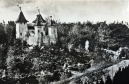 Kasteel <a href="/lemma/Doornroosje" title="Doornroosje">Doornroosje</a> jaren 50 op ansichtkaart Natuurpark de Efteling. Volgens <a href="/lemma/Herinneringen_aan_Theo_Hochwald" title="Herinneringen aan Theo Hochwald">Herinneringen aan Theo Hochwald</a> geschoten door <a href="/lemma/Peter_Reijnders" title="Peter Reijnders">Peter Reijnders</a> vlak na de bouw, vanaf een bouwkraan.