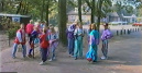 Pad richting <a href="/lemma/Ingang_Noord" title="Ingang Noord">Ingang Noord</a>, rechts het <a href="/lemma/Stuurhuys" title="Stuurhuys">Stuurhuys</a> met afgeschermde (middels paaltjes) parkeerplaats voor personeel, <a href="/lemma/1992" title="1992">1992</a>