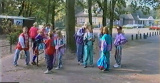Pad richting <a href="/lemma/Ingang_Noord" title="Ingang Noord">Ingang Noord</a>, rechts het <a href="/lemma/Stuurhuys" title="Stuurhuys">Stuurhuys</a> met afgeschermde (middels paaltjes) parkeerplaats voor personeel, <a href="/lemma/1992" title="1992">1992</a>