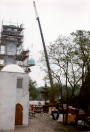 Exterieur, 06-1985. Bouwlieden op de minaret tijdens het plaatsen van de koepel, gezien vanaf de Eftelingsestraat. In de achtergrond zien we de net geopende Bob.