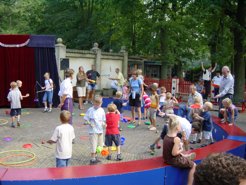 Bestand:Bonte Circusschool 20020829.JPG