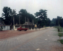 <a href="/lemma/Ingang_West" title="Ingang West">Ingang West</a> in de jaren tachtig. Recht voor de ingang door loopt een dubbele uitrijlaan voor auto&#039;s die de <a href="/lemma/Parkeerplaats" title="Parkeerplaats">parkeerplaats</a> verlaten