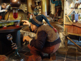 Laafse controleur aan het werk in <a href="/lemma/Lal%27s_Brouwhuys" title="Lal&#039;s Brouwhuys">Lal&#039;s Brouwhuys</a>. Bron: Archief Eftepedia via Maxim De Donder
