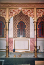 Troonzaal, 02-1986. Detail van een raam ter hoogte van het bandje in de Troonzaal, op de linkerkade. In de voorgrond zijn de gouden kunststof omhulsels van de pilaren zojuist afgeplakt en goud gespoten. In de achtergrond mist nog het rode tapijt.