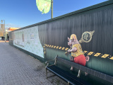 Bouwschutting met <a href="/lemma/Bouwmeester_Big" title="Bouwmeester Big">Bouwmeester Big</a> op de Parkeerpromenade, bij de bouwplaats van het <span class="redlink">Efteling Grand Hotel</span> in november 2022 - Foto: Eftepedia