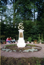 <a href="/lemma/Gedenkzuil" title="Gedenkzuil">Gedenkzuil</a> in <a href="/lemma/1992" title="1992">1992</a>