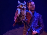 Oehoe Oudoe als handpop in Sprookjesmusical Klaas Vaak, gespeeld door Willem-Jan Stouthart.