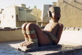 <a href="/lemma/Inca_Gijs" title="Inca Gijs">Inca Gijs</a>, openingsjaar <span class="redlink">1984</span>. Op de achtergrond vaandels die er maar kort hebben gehangen.