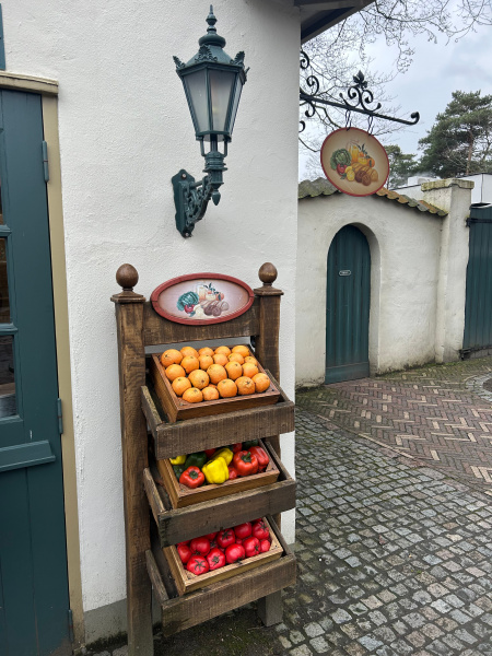 Bestand:Kat-hoekje-fruitkistjes.jpg