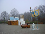 De &#039;bagage van <a href="/lemma/Koning_Winter" title="Koning Winter">Koning Winter</a>&#039; op het <a href="/lemma/Dwarrelplein" title="Dwarrelplein">Dwarrelplein</a>, <a href="/lemma/Winter_Efteling_2001-2002" title="Winter Efteling 2001-2002">Winter Efteling 2001-2002</a>: windbuilen, stormkisten, windkratten, ijspegels, sneeuwdoos, een thermometer.