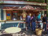<a href="/lemma/Piraat" title="Piraat">Piraat</a> met een rijtje wachtenden in september <a href="/lemma/2008" title="2008">2008</a>