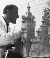 <a href="/lemma/Joop_de_Bont" title="Joop de Bont">Joop de Bont</a> werkend aan het <a href="/lemma/Diorama" title="Diorama">Diorama</a>, <span class="redlink">1970</span>
