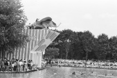 Opnames &#039;Vlieg er eens uit&#039; van <a href="/lemma/Te_Land,_ter_Zee_en_in_de_Lucht" title="Te Land, ter Zee en in de Lucht">Te Land, ter Zee en in de Lucht</a> op 17 juni 1983 in de <a href="/lemma/Efteling" title="Efteling">Efteling</a> op de <a href="/lemma/Vonderplas" title="Vonderplas">Vonderplas</a>.